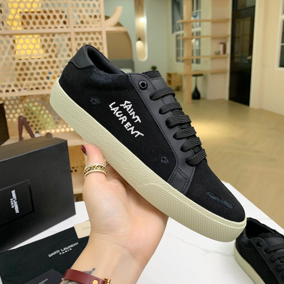 Court Classic Low-Top Sneaker