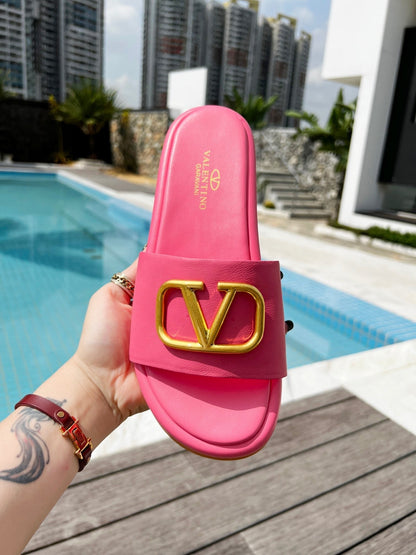 V Logo Slide (Women’s)