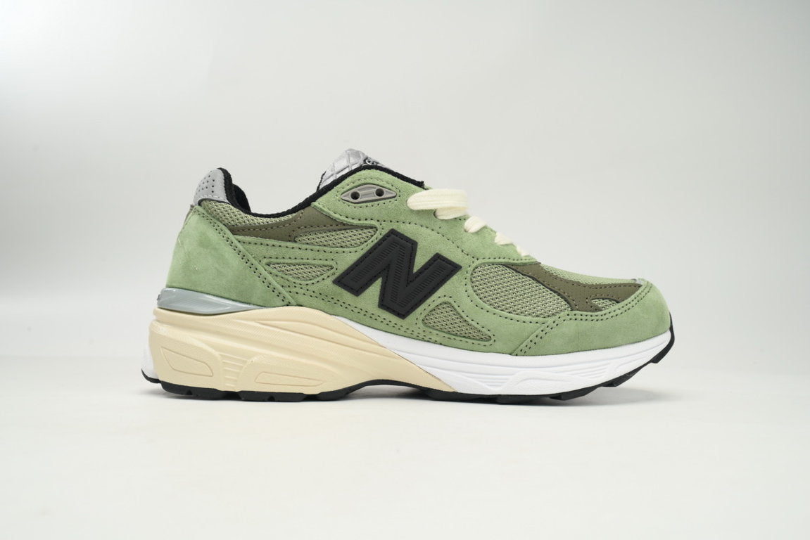 990 Sneakers (Women's)